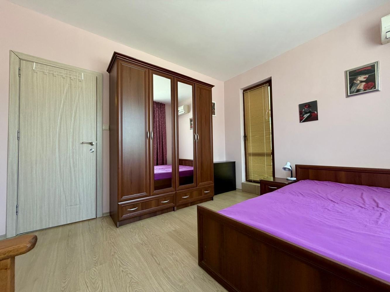 Sarafovo – prostorný apartmán s jednou ložnicí, Aktem 16, minimálním poplatkem za údržbu a kompletním vybavením