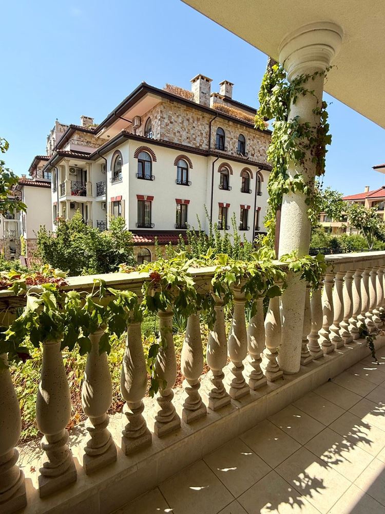 Luxusní mezonet s prostornou verandou a výhledem na bazén ve Sveti Vlas