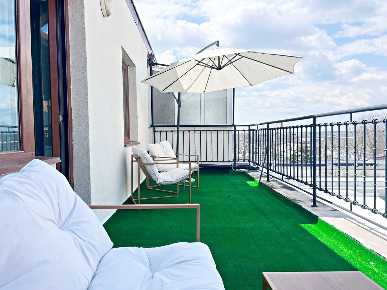 Stylový byt s jednou ložnicí s nízkým poplatkem za údržbu ve výborném komplexu na Slunečném pobřeží – připraven k nastěhování nebo investici