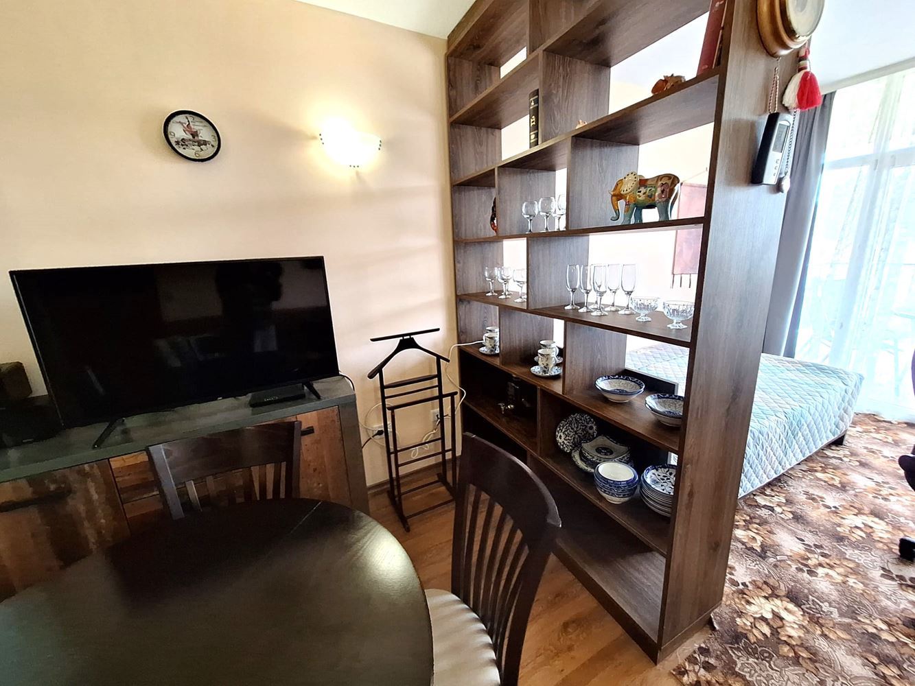 Prostorný a plně zařízený apartmán s jednou ložnicí v blízkosti pláže