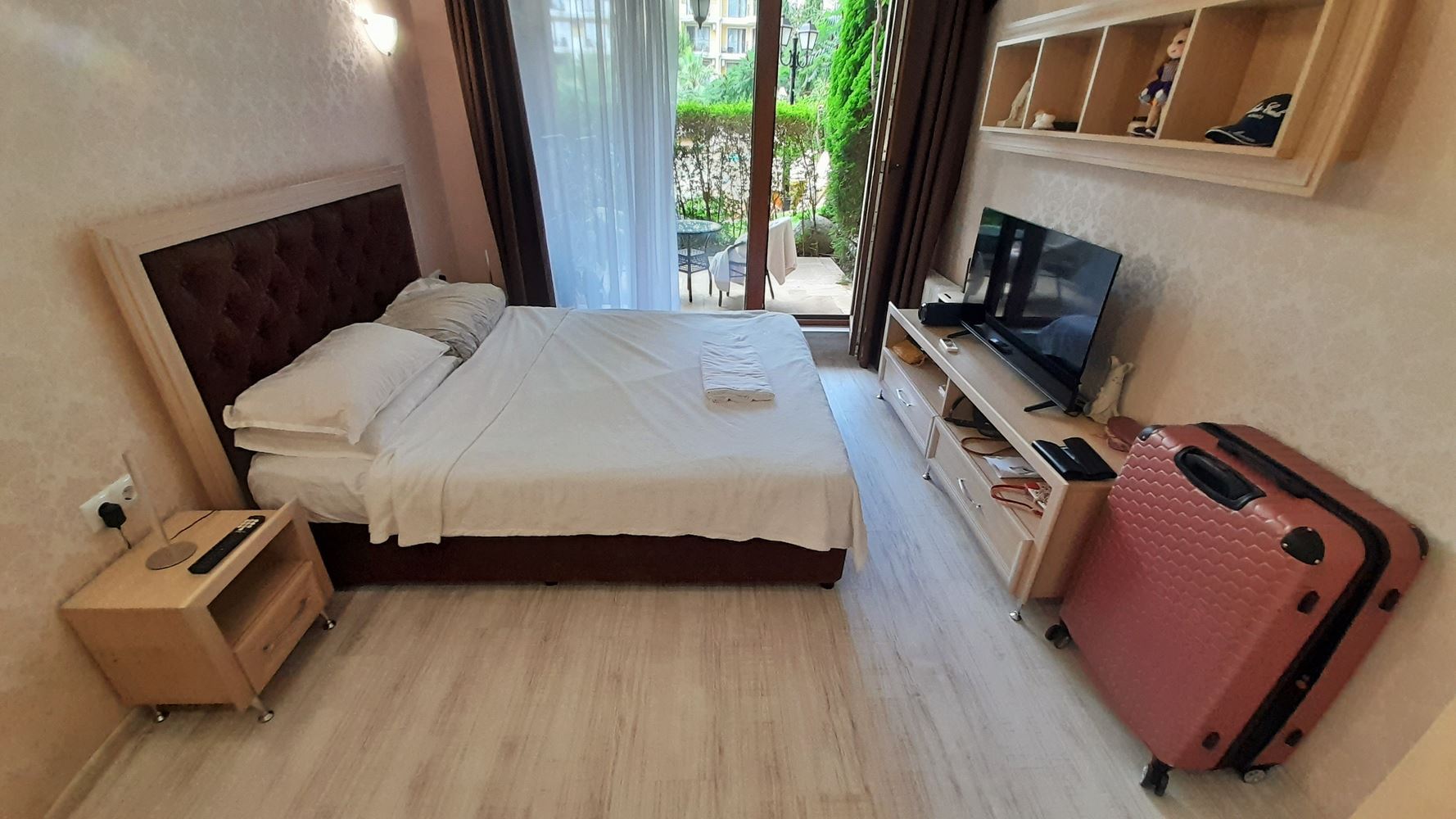 Luxusní studio v přízemí prestižního komplexu na Slunečném pobřeží – komfort, vybavení a vynikající investice