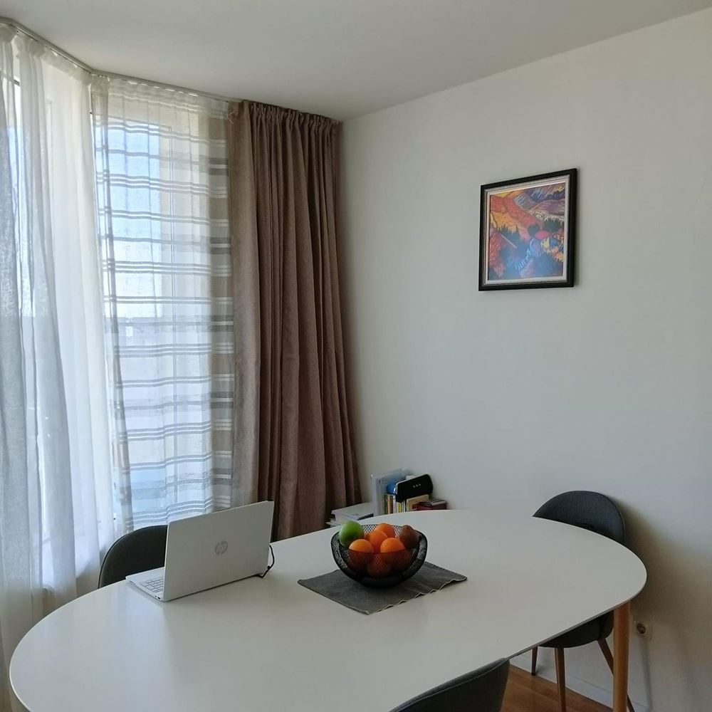 Prostorný apartmán se dvěma ložnicemi a panoramatickým výhledem na moře v Ravdě – pár metrů od pláže, plně zařízený a s výborným investičním potenciálem