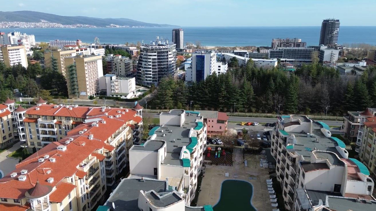 Světlý dvoupokojový apartmán na Slunečném pobřeží – komfort, bezpečí a výborná infrastruktura