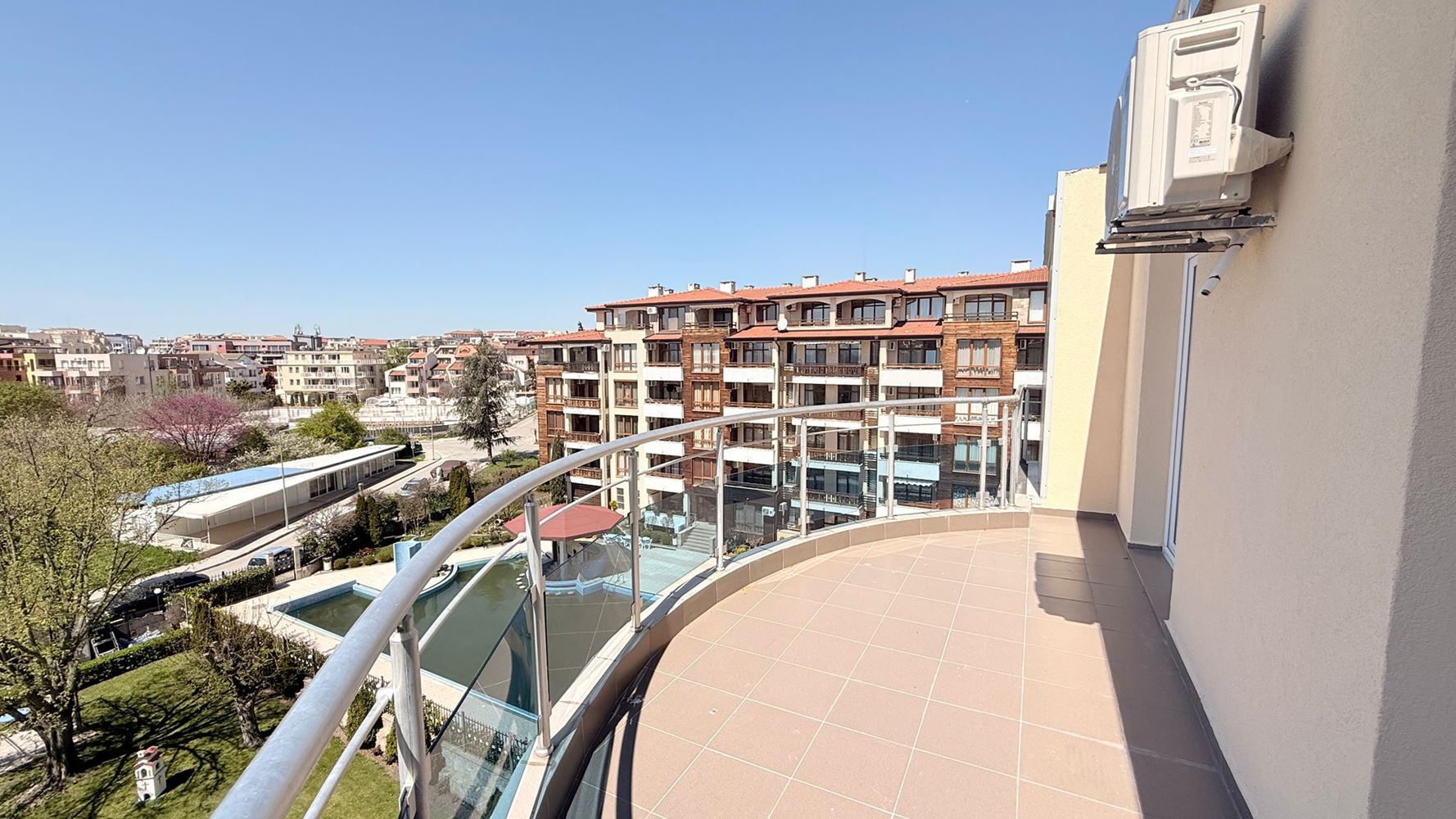 Luxusní apartmán se třemi ložnicemi na první linii v Ravdě – prostor, prestiž a úchvatné mořské panorama