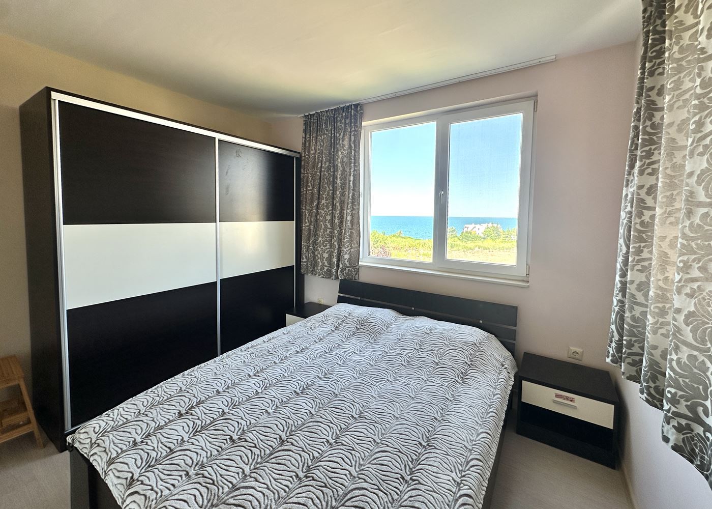 Prostorný apartmán s jednou ložnicí a panoramatickým výhledem na moře v Černomorci – připravený domov u moře
