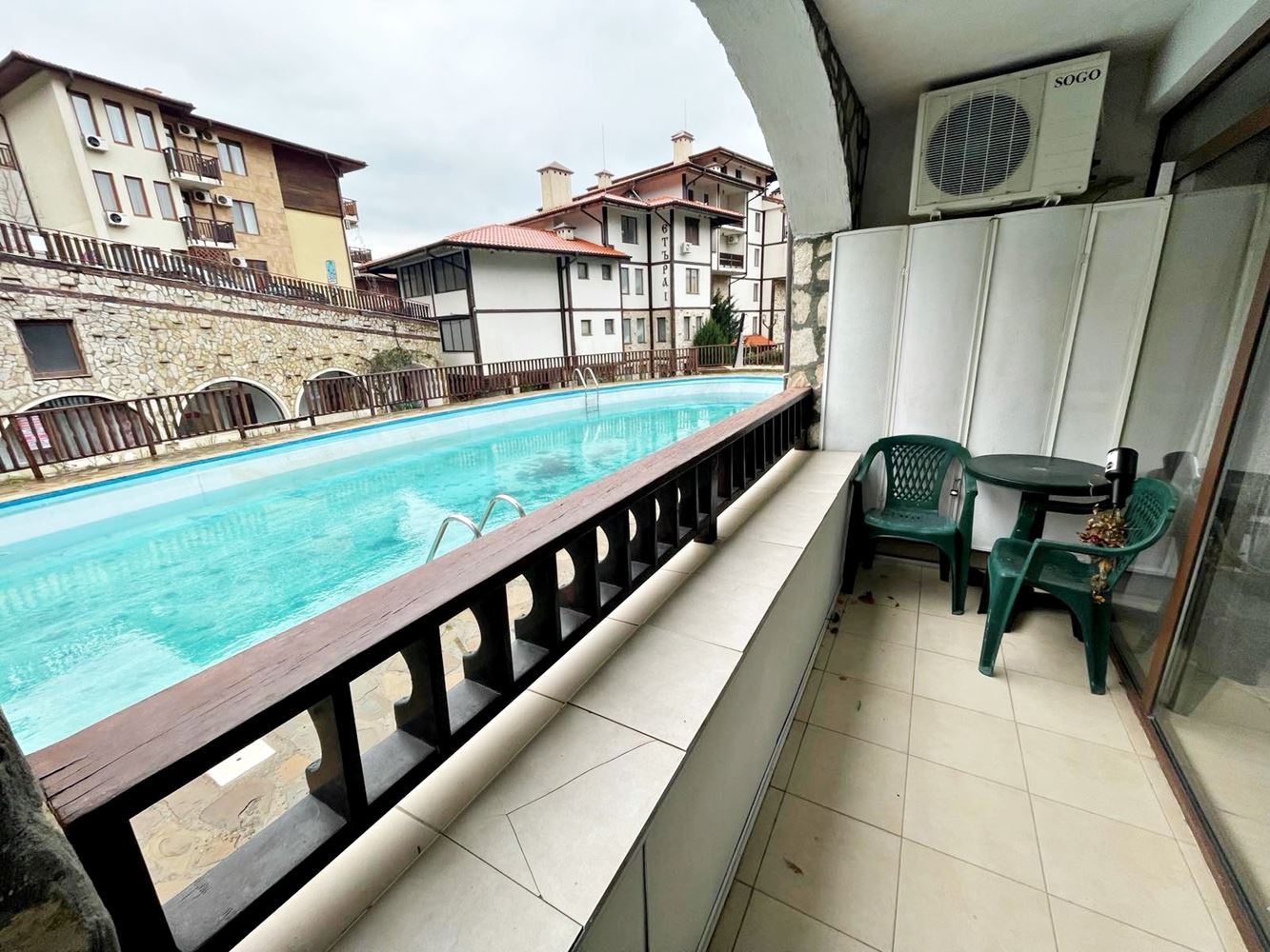 Luxus a klid v první linii u moře ve Sveti Vlas – prostorný apartmán s jednou ložnicí a výhledem na bazén