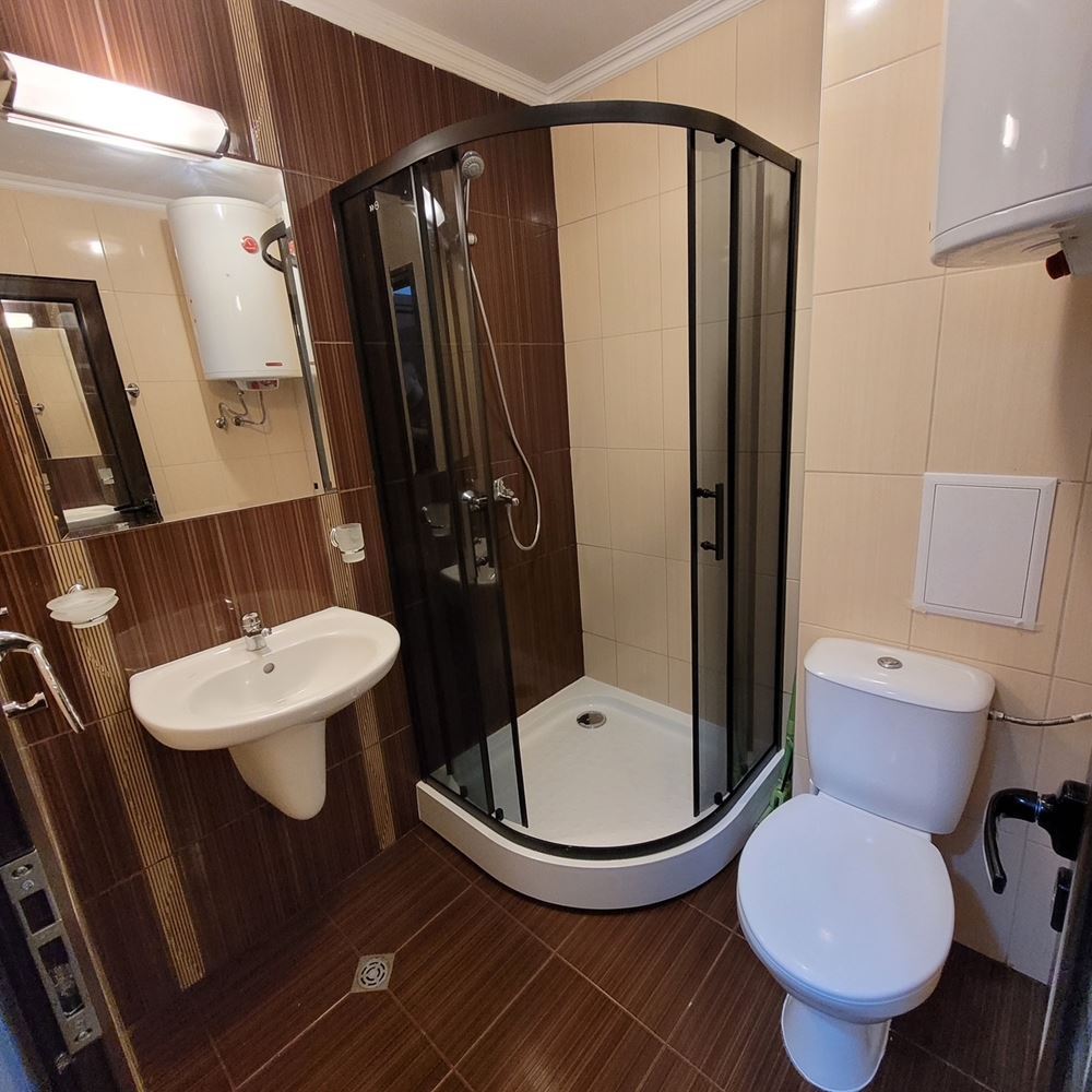 Útulný apartmán s jednou ložnicí s novým vybavením v uzavřeném komplexu u moře v letovisku Elenite