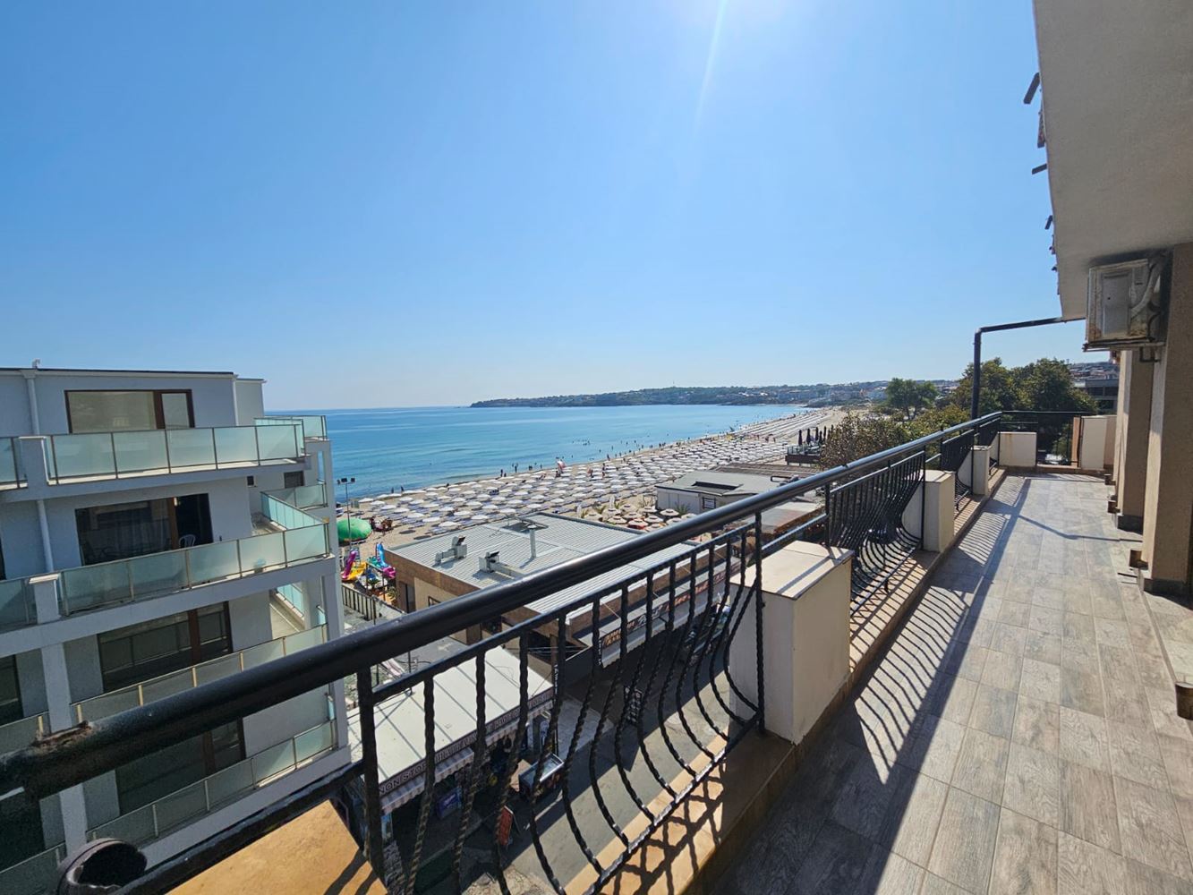 Prostorný apartmán se třemi ložnicemi na první linii moře v Sozopolu s unikátní panoramatickou terasou