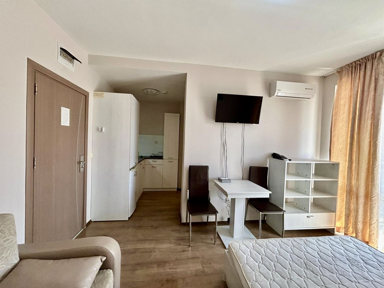 Světlé a útulné studio s výhledem na krásný vnitřní areál – komfort a klid v moderním komplexu