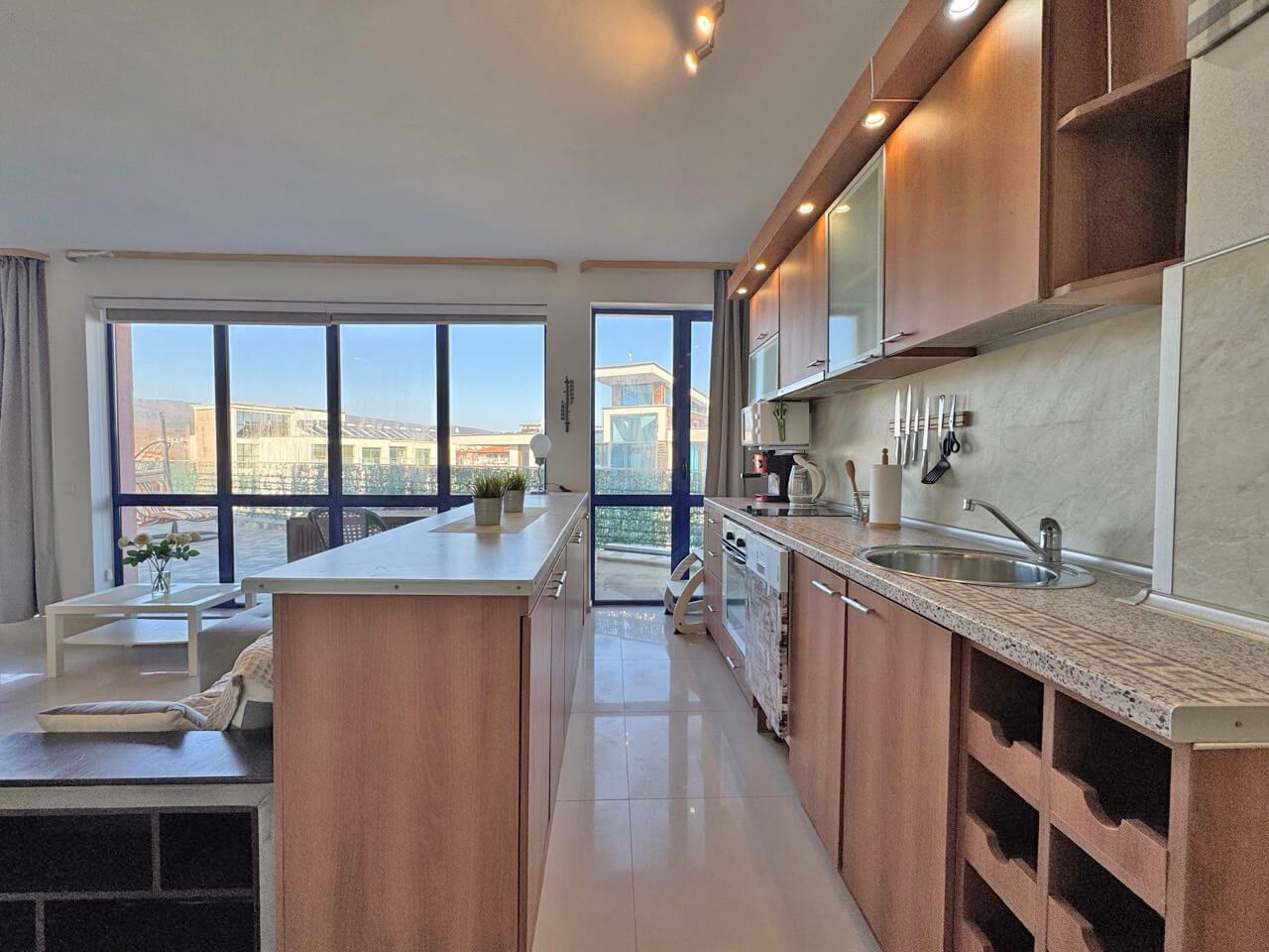 Luxusní penthouse na Slunečném pobřeží s působivou panoramatickou terasou a skvělou lokalitou