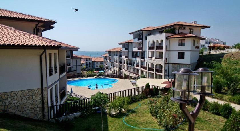 Apartmán v první linii ve Sveti Vlas – stylová nemovitost u pláže a jachetního přístavu „Marina Dinevi“