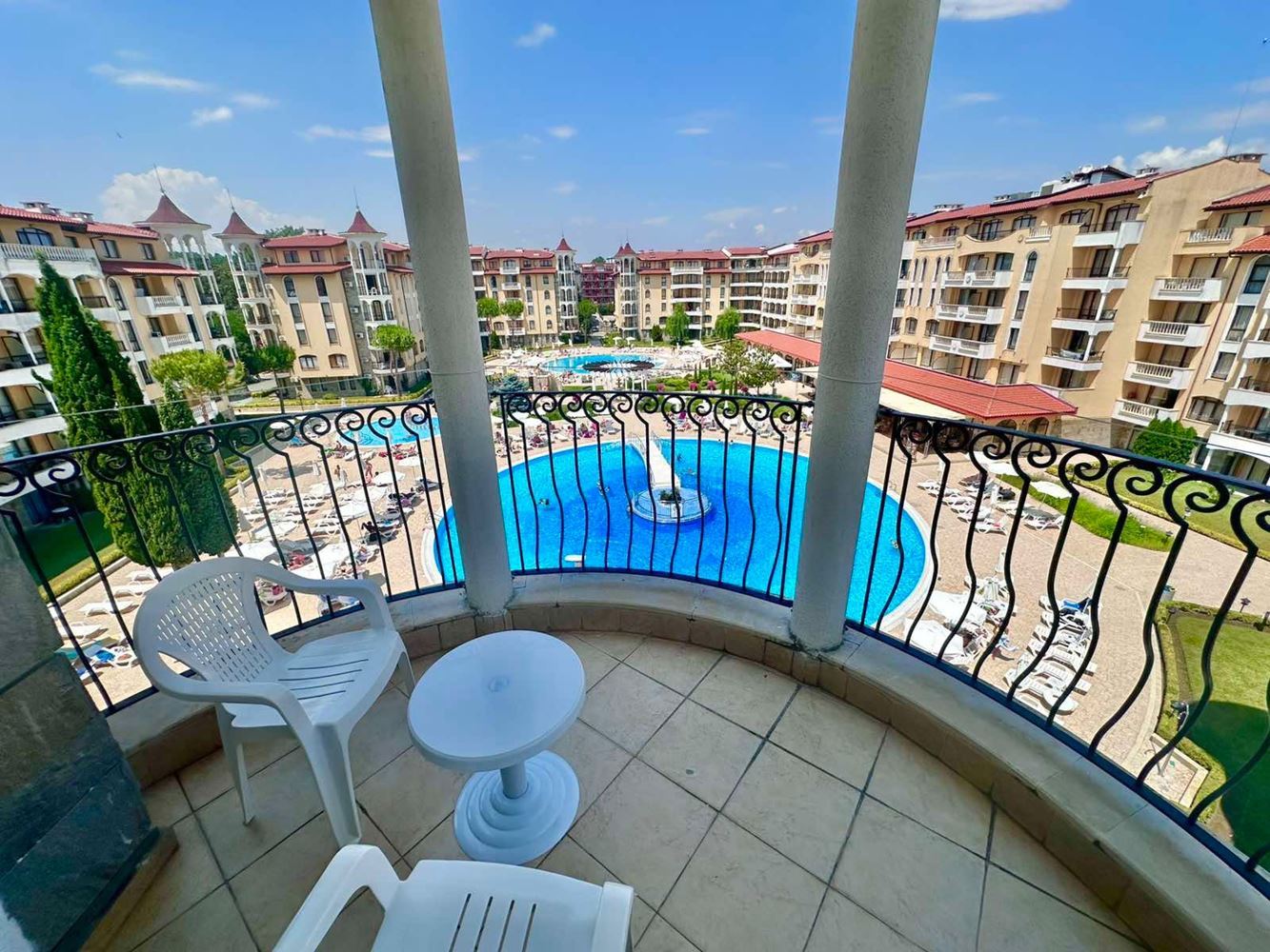 Jedinečný 2+kk apartmán s balkonem a výhledem na bazén v prestižním komplexu ve Slunečném pobřeží