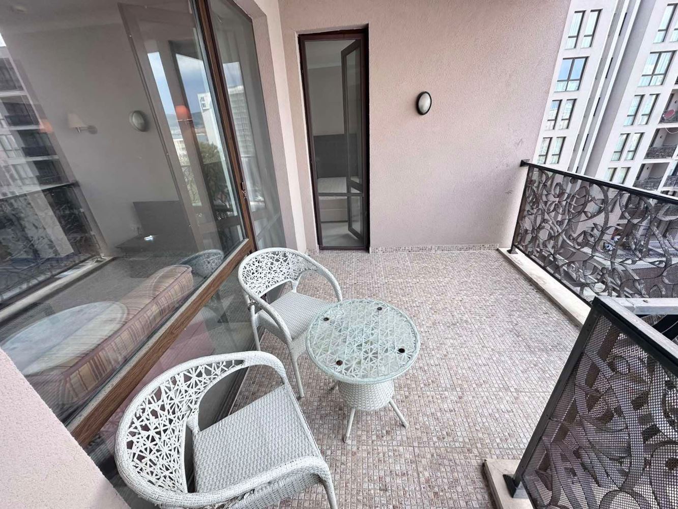 Luxusní apartmán s jednou ložnicí a panoramatickým výhledem na moře v prestižním komplexu na Slunečném pobřeží