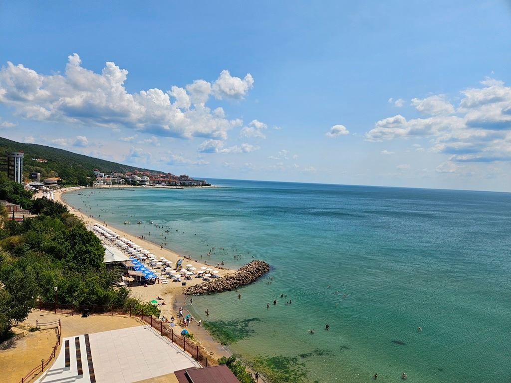 Luxusní panoramatický apartmán na první linii u moře se dvěma ložnicemi a obrovskou terasou