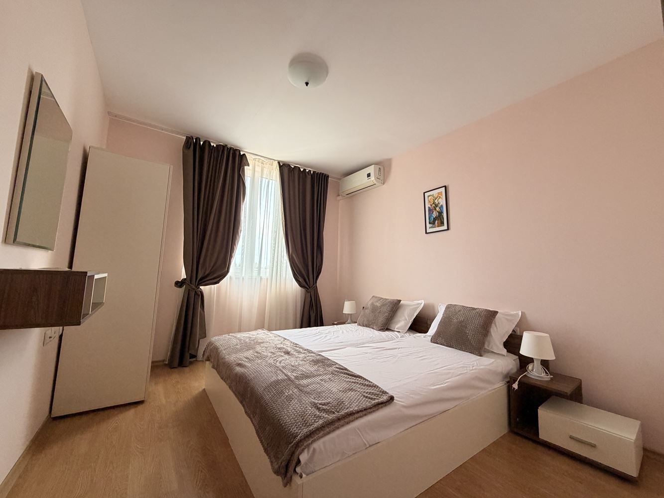Prostorný apartmán se dvěma ložnicemi ve Slunečném pobřeží – panoramatický výhled a klidná lokalita