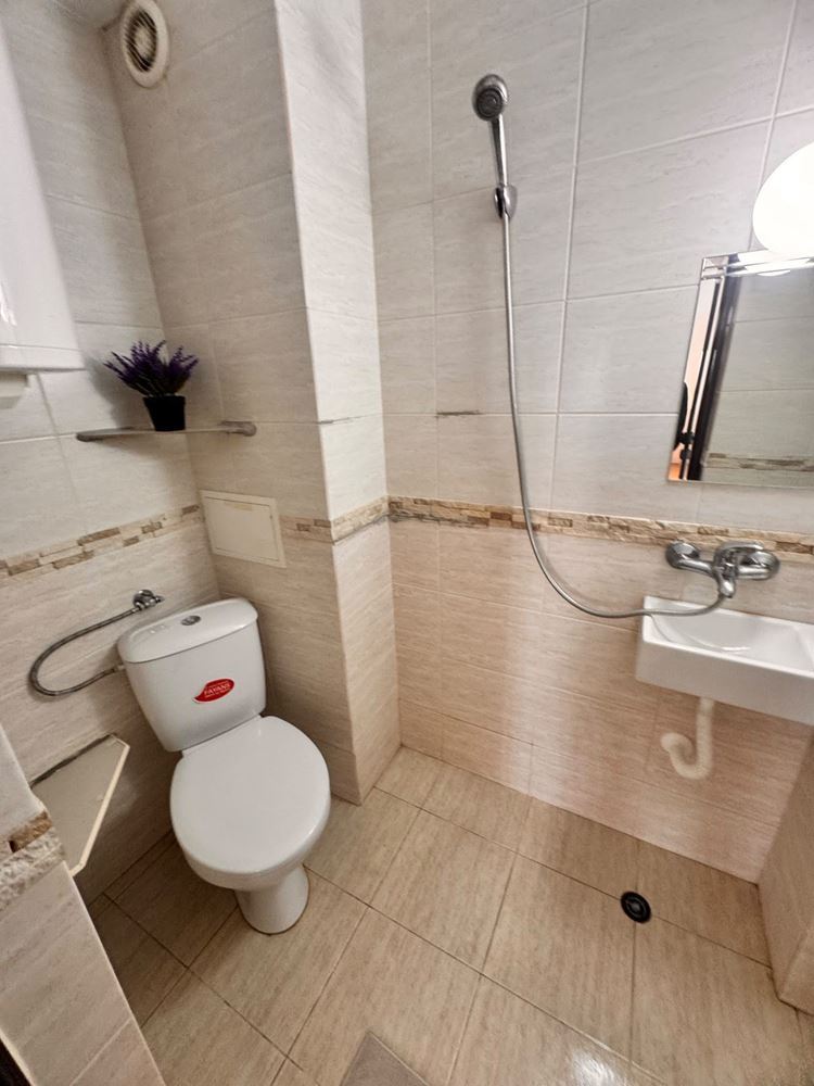 Stylové studio s panoramatickou terasou v Pomorie – nízký poplatek za údržbu, jižní orientace a vynikající lokalita blízko moře