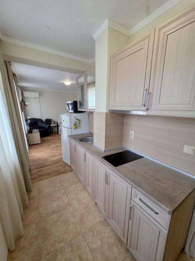 Prostorný apartmán s jednou ložnicí v klidném komplexu u moře v Ravdě