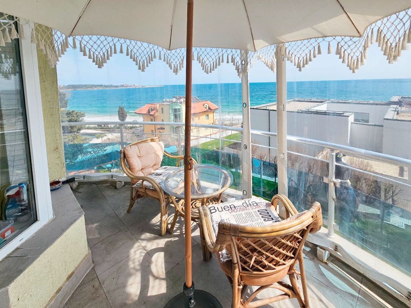 Luxusní třípokojový apartmán s výhledem na moře na první linii v Ravdě – 114 m², dvě terasy a maximální komfort