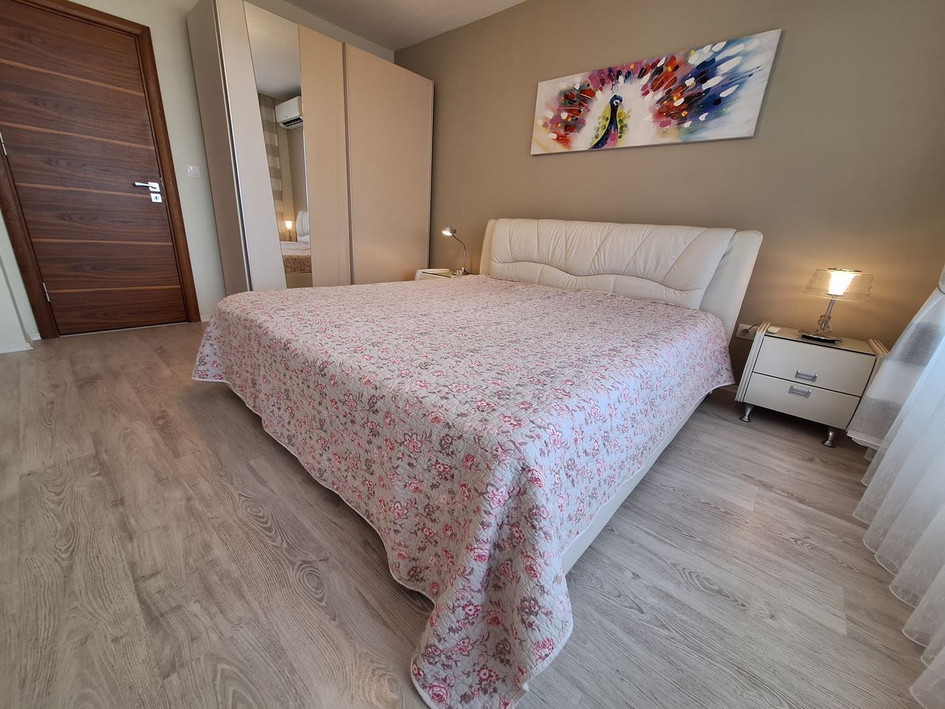 Prostorný apartmán se dvěma ložnicemi a parkovacím místem 200 metrů od moře ve Sveti Vlas