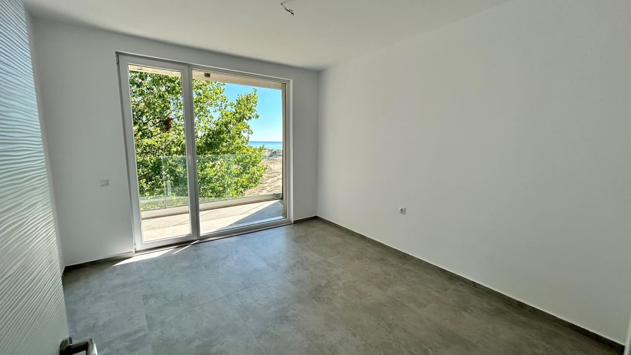 První linie ve Slunečném pobřeží – prostorný apartmán s jednou ložnicí s výhledem na moře, hory a město