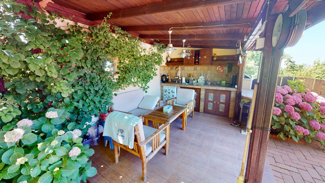Třípatrový dům s bazénem a panoramatickým výhledem – jen 3 km od Sunny Beach