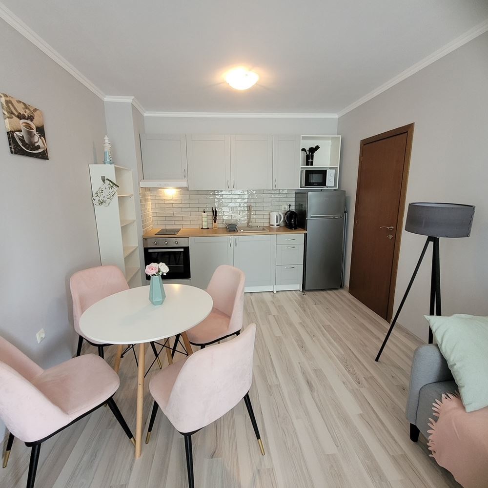 Útulný apartmán s jednou ložnicí s novým vybavením v uzavřeném komplexu u moře v letovisku Elenite