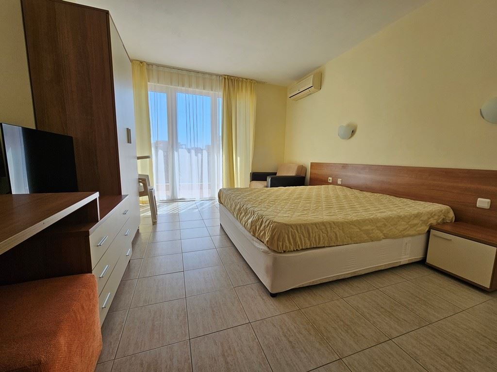 Stylové studio s panoramatickým výhledem na bazén ve Slunečném pobřeží – připraveno k bydlení i investici