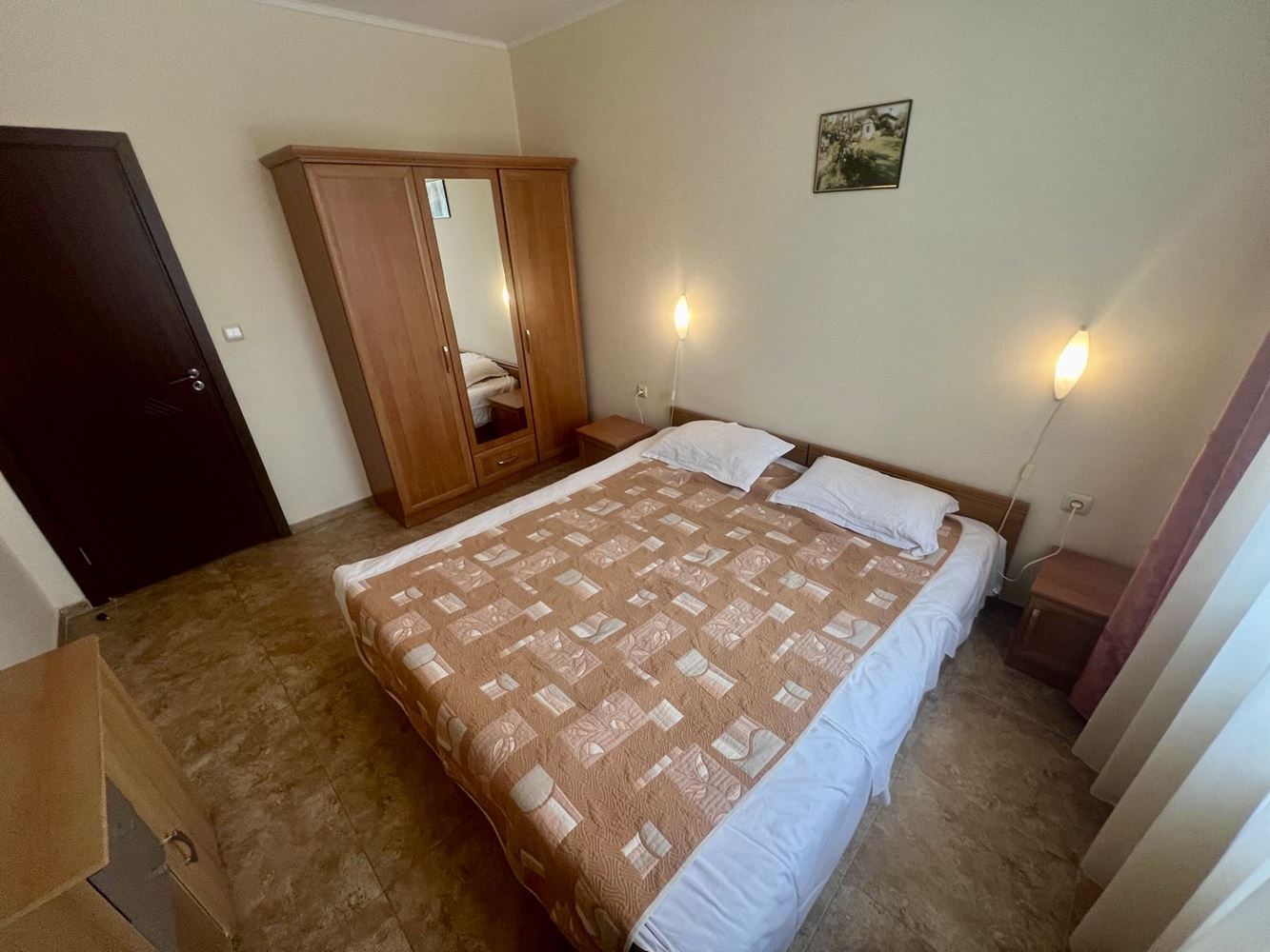 Prostorný třípokojový byt s výhledem na bazén v prestižním komplexu v Nesebaru