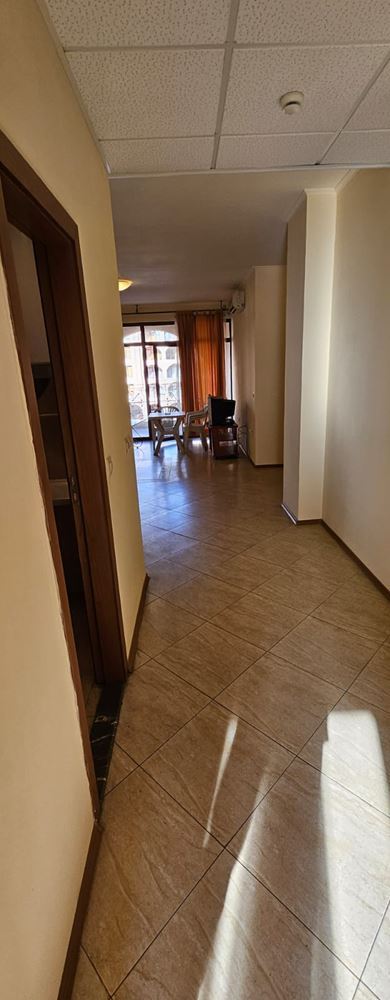 Prostorný apartmán s jednou ložnicí s výhledem na bazén – zařízený, s Aktem 16 a připravený k nastěhování