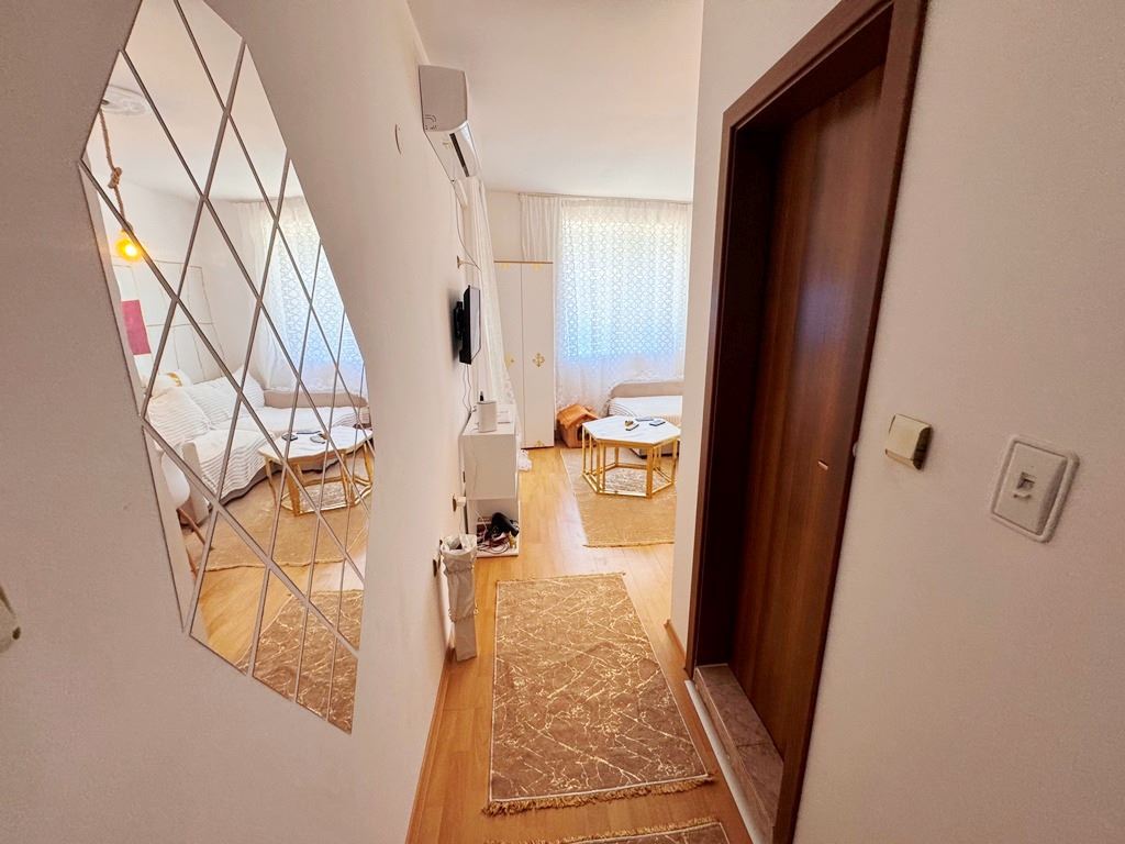 Stylový plně zařízený třípokojový apartmán ve Slunečném pobřeží v komplexu s výborným vybavením