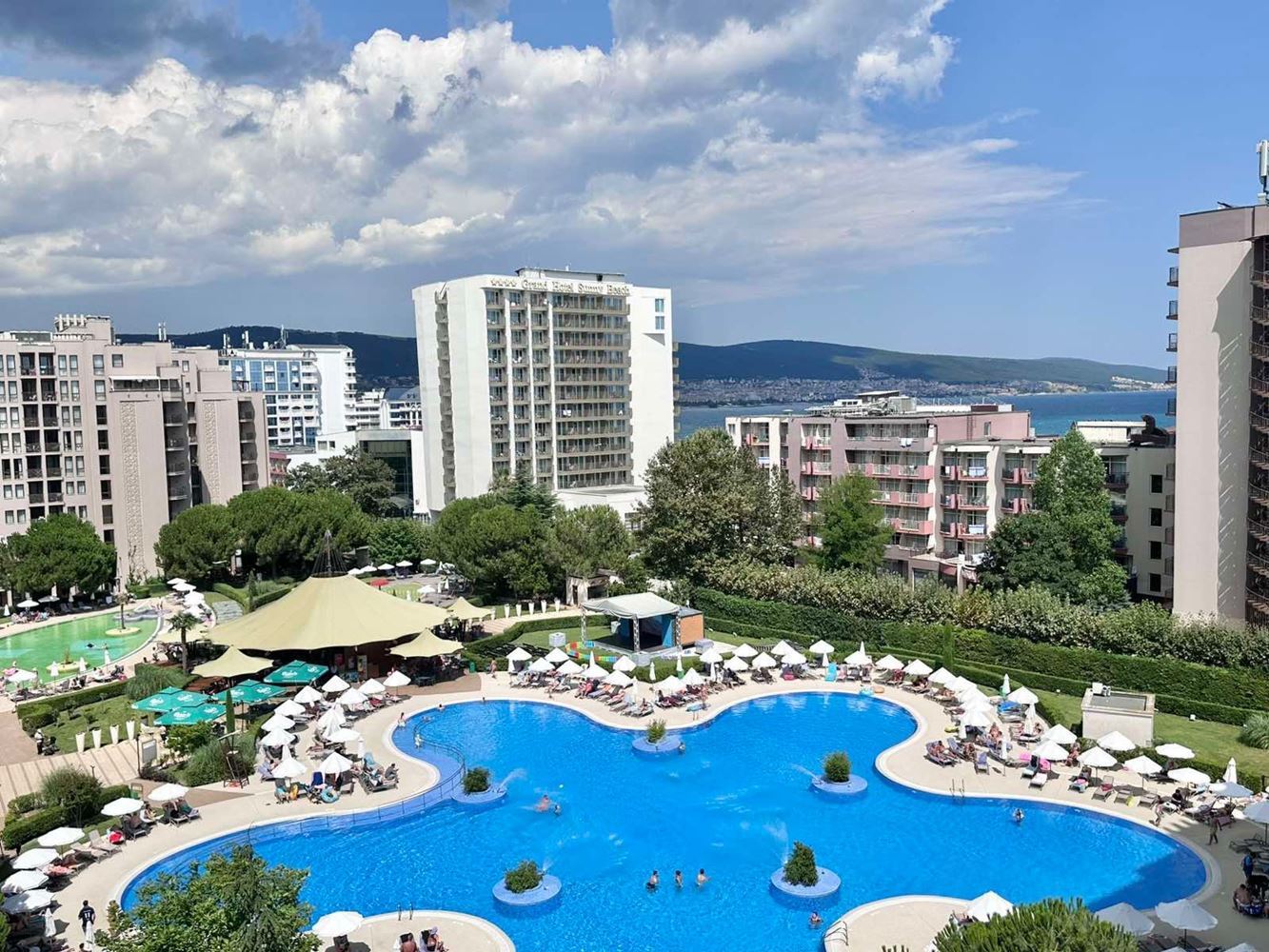 Luxusní apartmán s jednou ložnicí a panoramatickým výhledem na moře v prestižním komplexu na Slunečném pobřeží