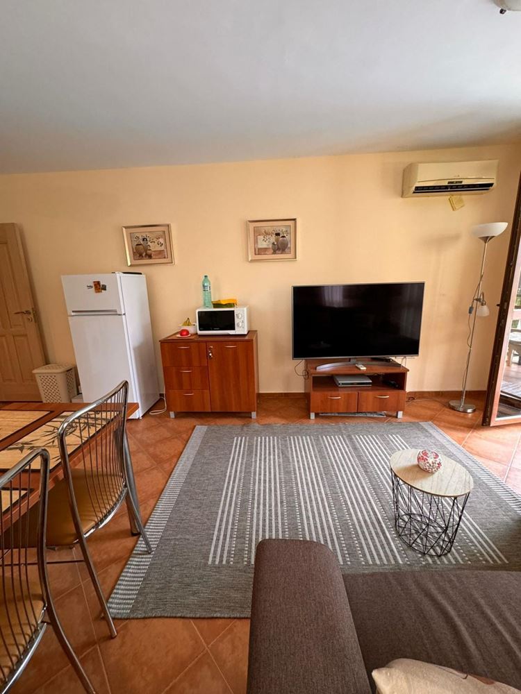 Prostorný apartmán s jednou ložnicí v celoročním komplexu – vynikající volba pro bydlení a investici