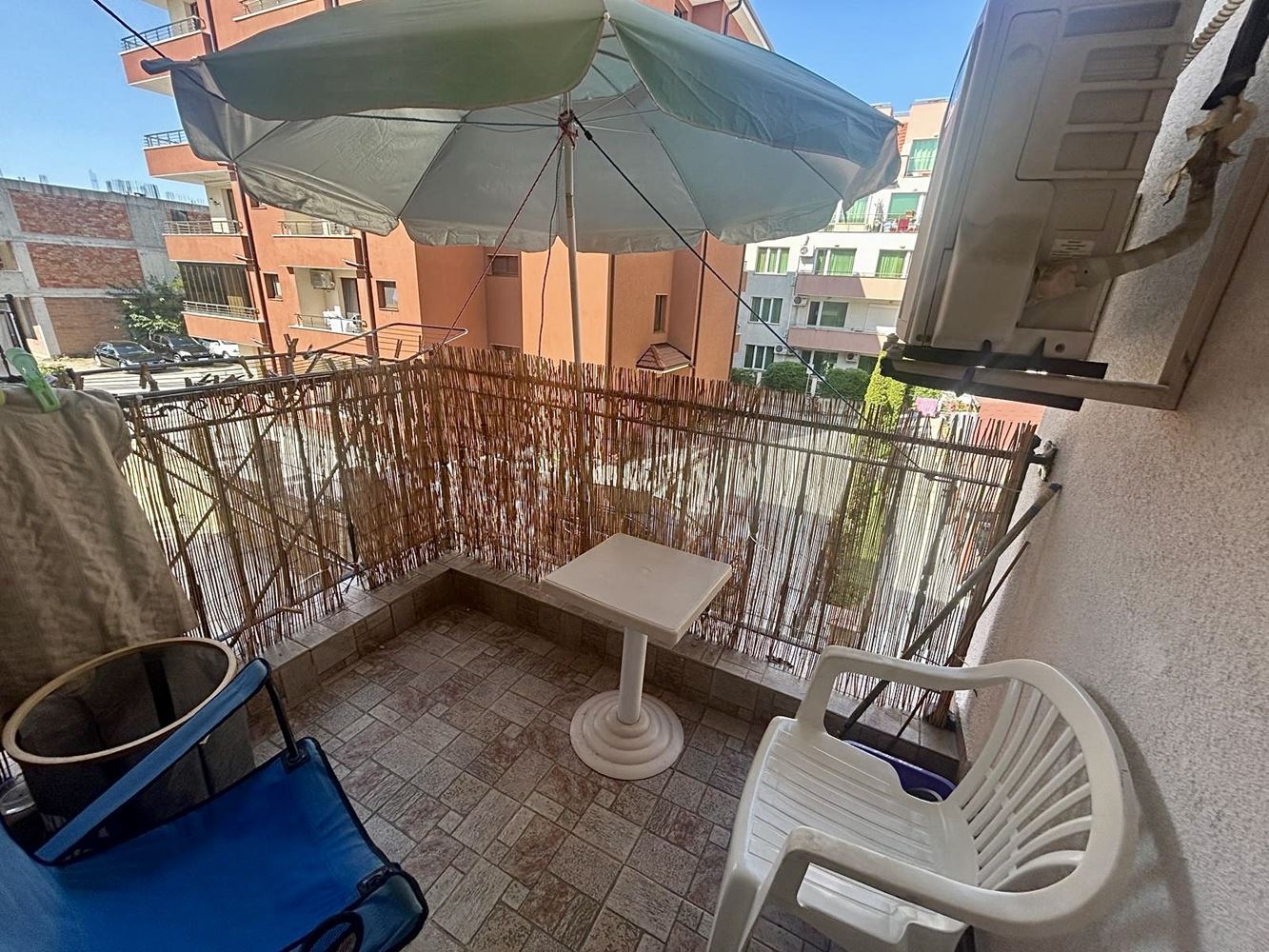 Prostorný apartmán s jednou ložnicí a výhledem do zeleně v Nesebaru – připravený k nastěhování