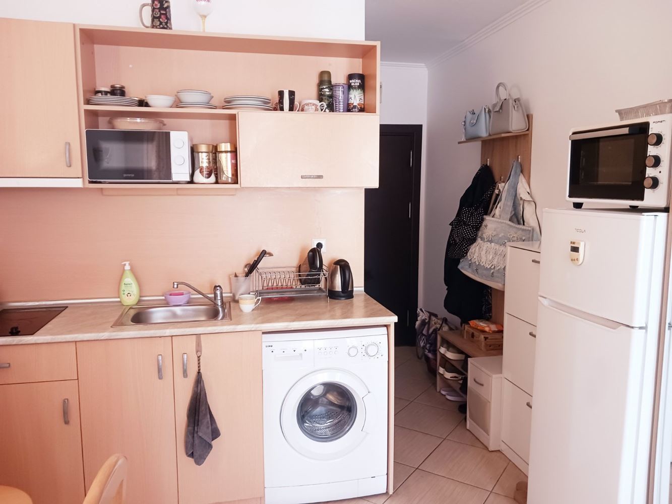 Studio s jižní orientací a výhledem na bazén ve Slunečném pobřeží – útulnost, zeleň a komfort po celý rok