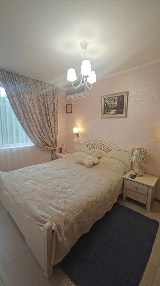 Třípokojový apartmán v uzavřeném komplexu ve Sveti Vlas – pouhých 300 m od pláže