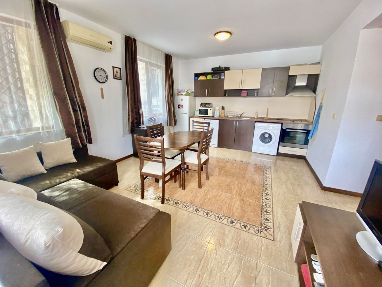 Luxusní apartmán v první linii u moře ve Sveti Vlas – dvě ložnice, výhled na moře a plná infrastruktura