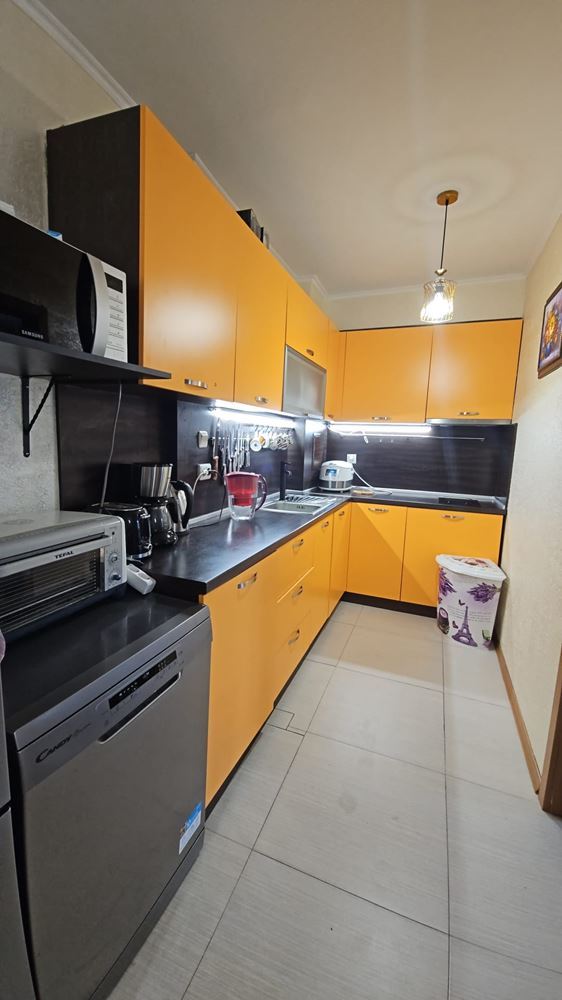 Třípokojový apartmán v uzavřeném komplexu ve Sveti Vlas – pouhých 300 m od pláže