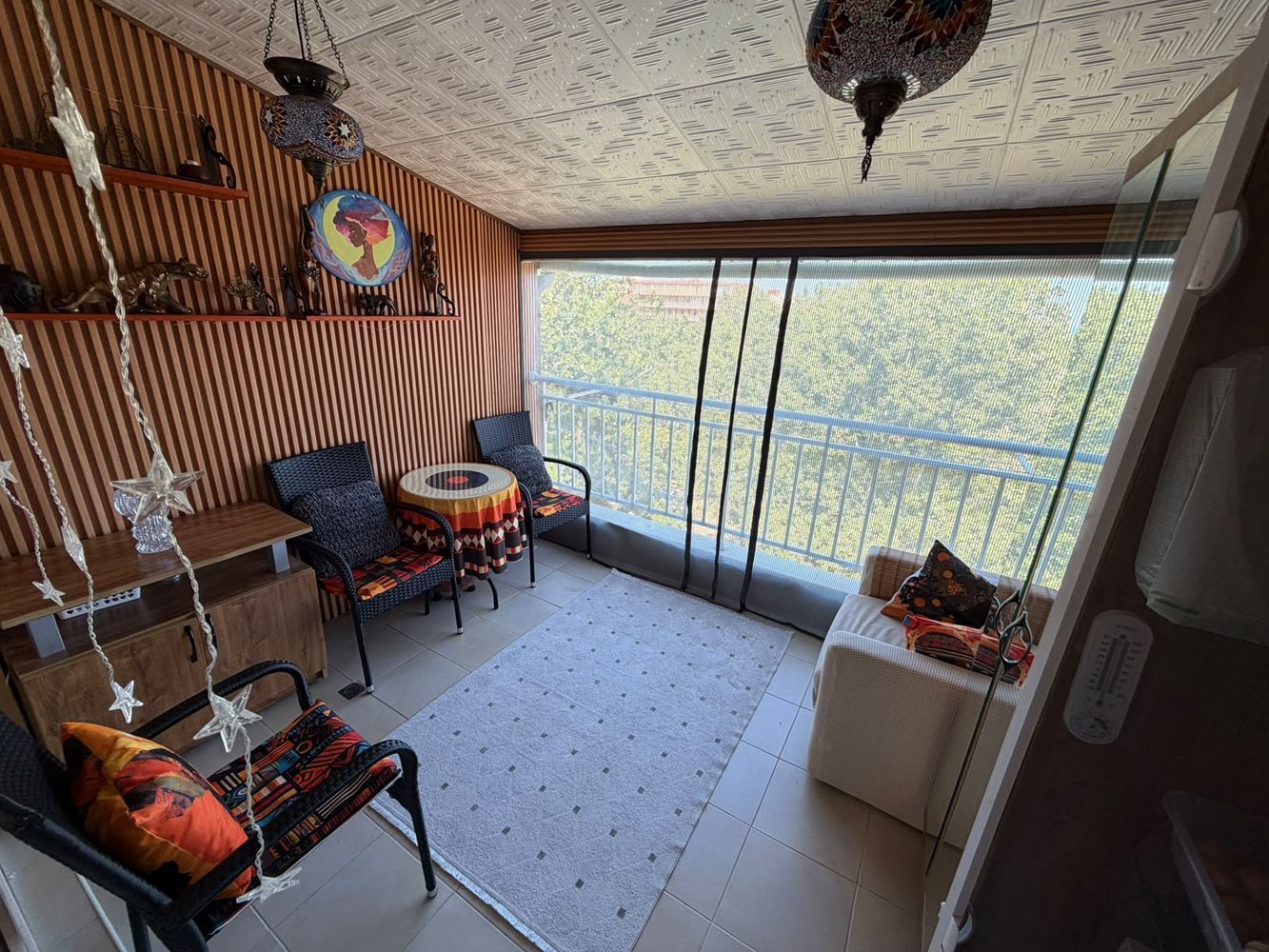 Plně zařízený dvoupokojový apartmán v Slunečním pobřeží s výbornou infrastrukturou a bezpečností