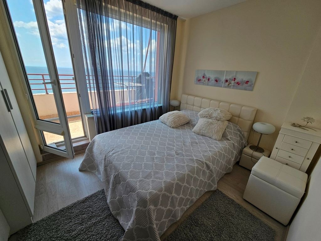 Luxusní panoramatický apartmán na první linii u moře se dvěma ložnicemi a obrovskou terasou