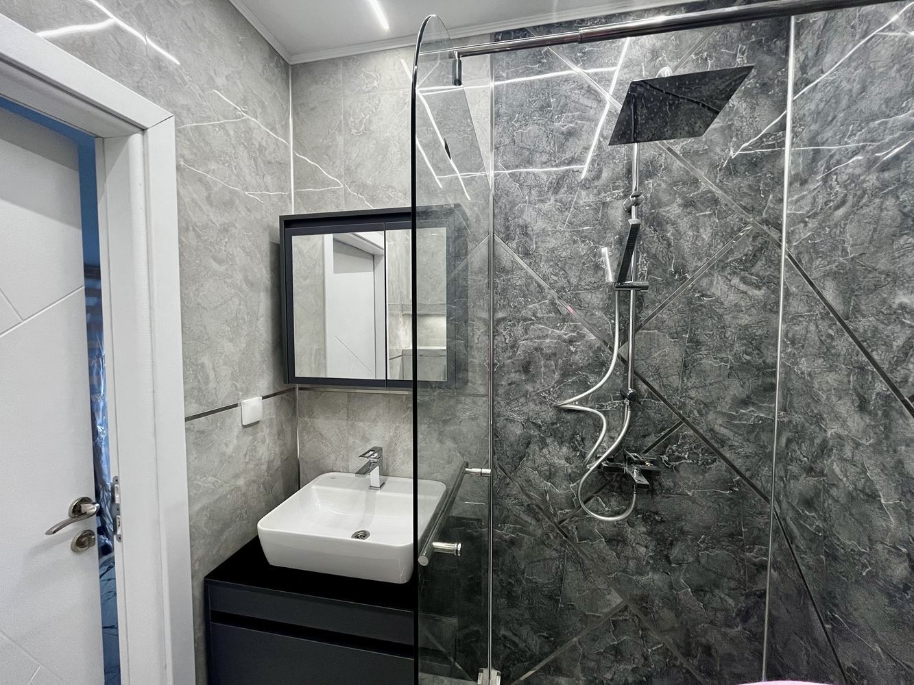 Moderní apartmán s jednou ložnicí s panoramatickým výhledem v prestižním komplexu – připraven k nastěhování