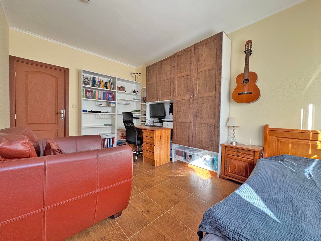 Prostorný apartmán se dvěma ložnicemi s panoramatickým výhledem na moře a hory – komfort, styl a klid uprostřed přírody