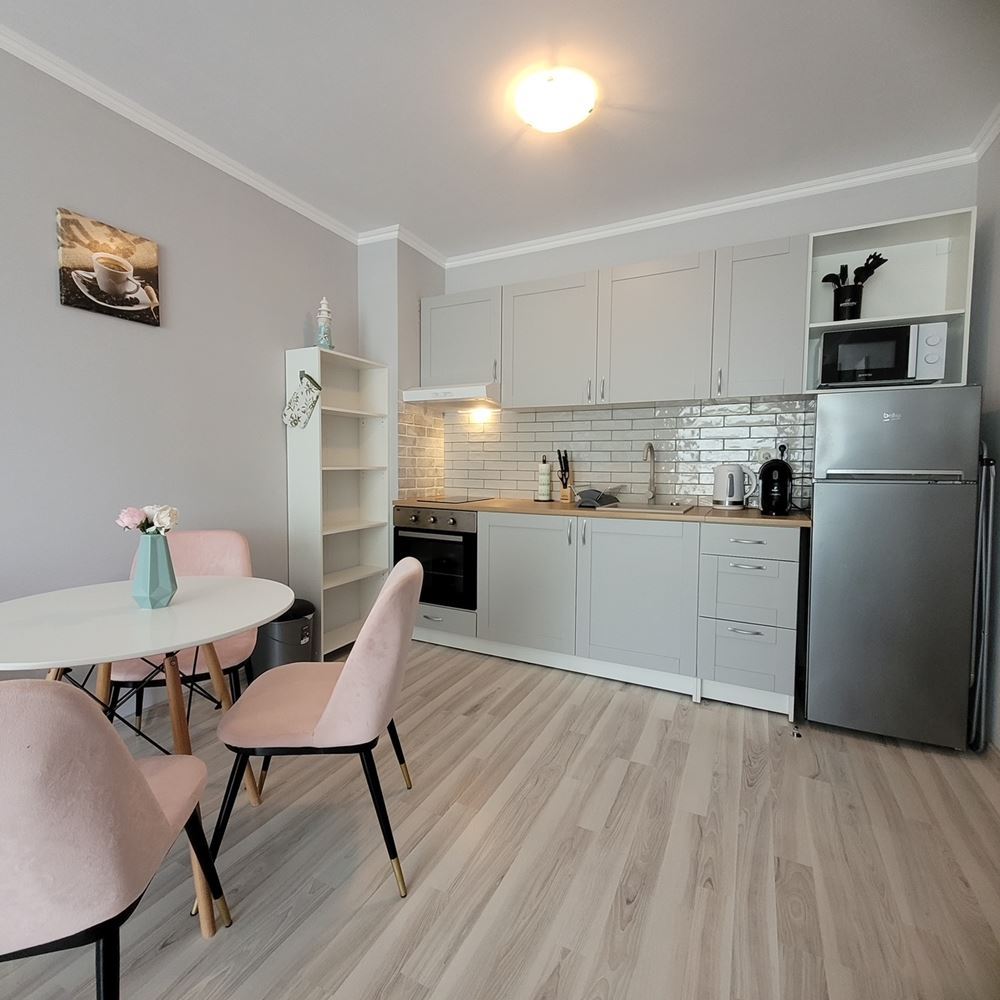 Útulný apartmán s jednou ložnicí s novým vybavením v uzavřeném komplexu u moře v letovisku Elenite