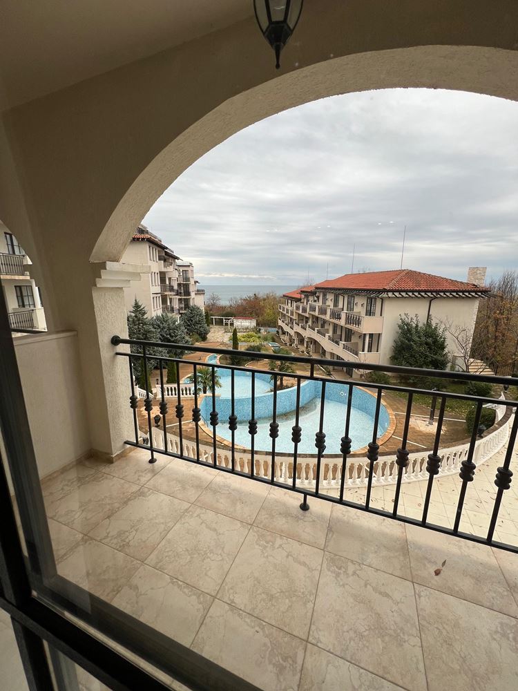 Jedinečný apartmán se dvěma ložnicemi, panoramatickým výhledem na moře a bazén, v první linii u moře v Obzoru