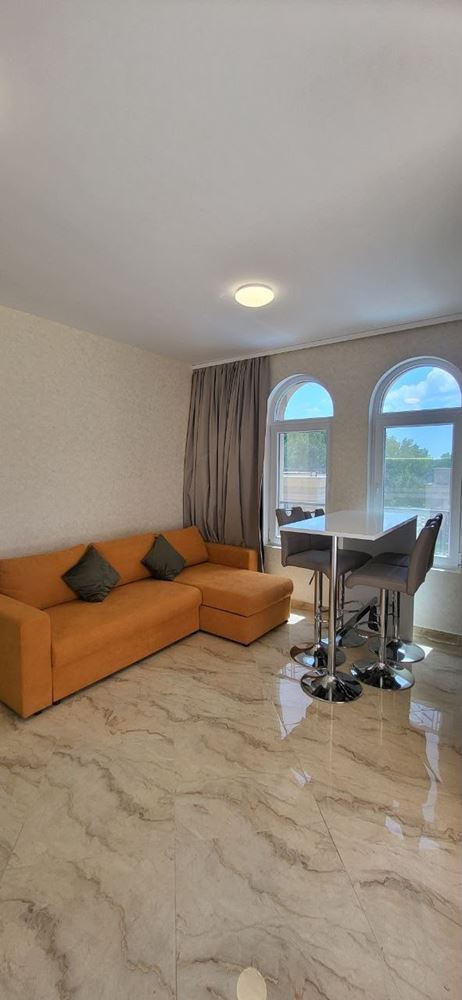 Apartmán se dvěma ložnicemi a velkou panoramatickou terasou ve stylovém komplexu v Sunny Beach