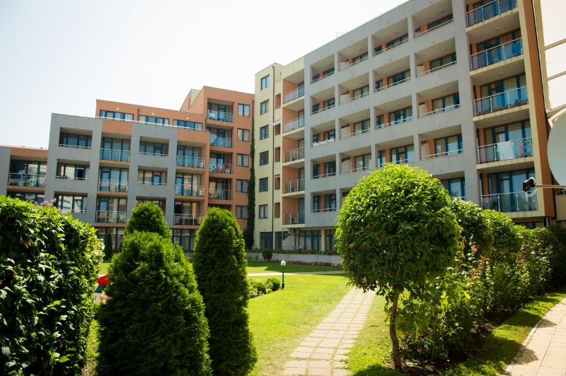 Apartmán se dvěma ložnicemi ve Slunečném pobřeží – prostornost, vybavení a zábava v rekreačním komplexu