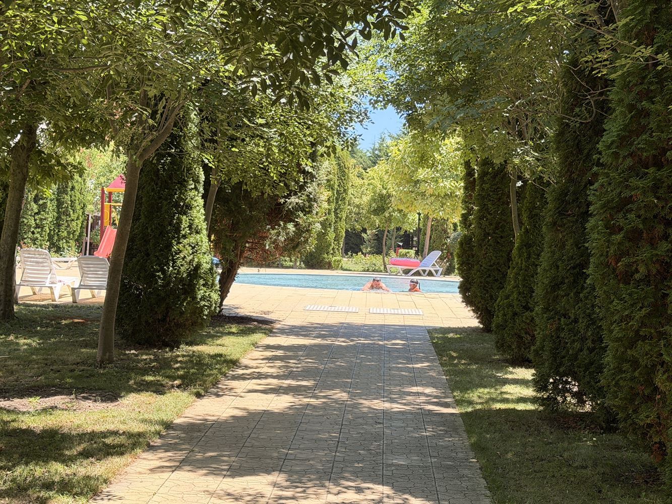 Prostorný apartmán se dvěma ložnicemi ve Slunečném pobřeží – panoramatický výhled a klidná lokalita
