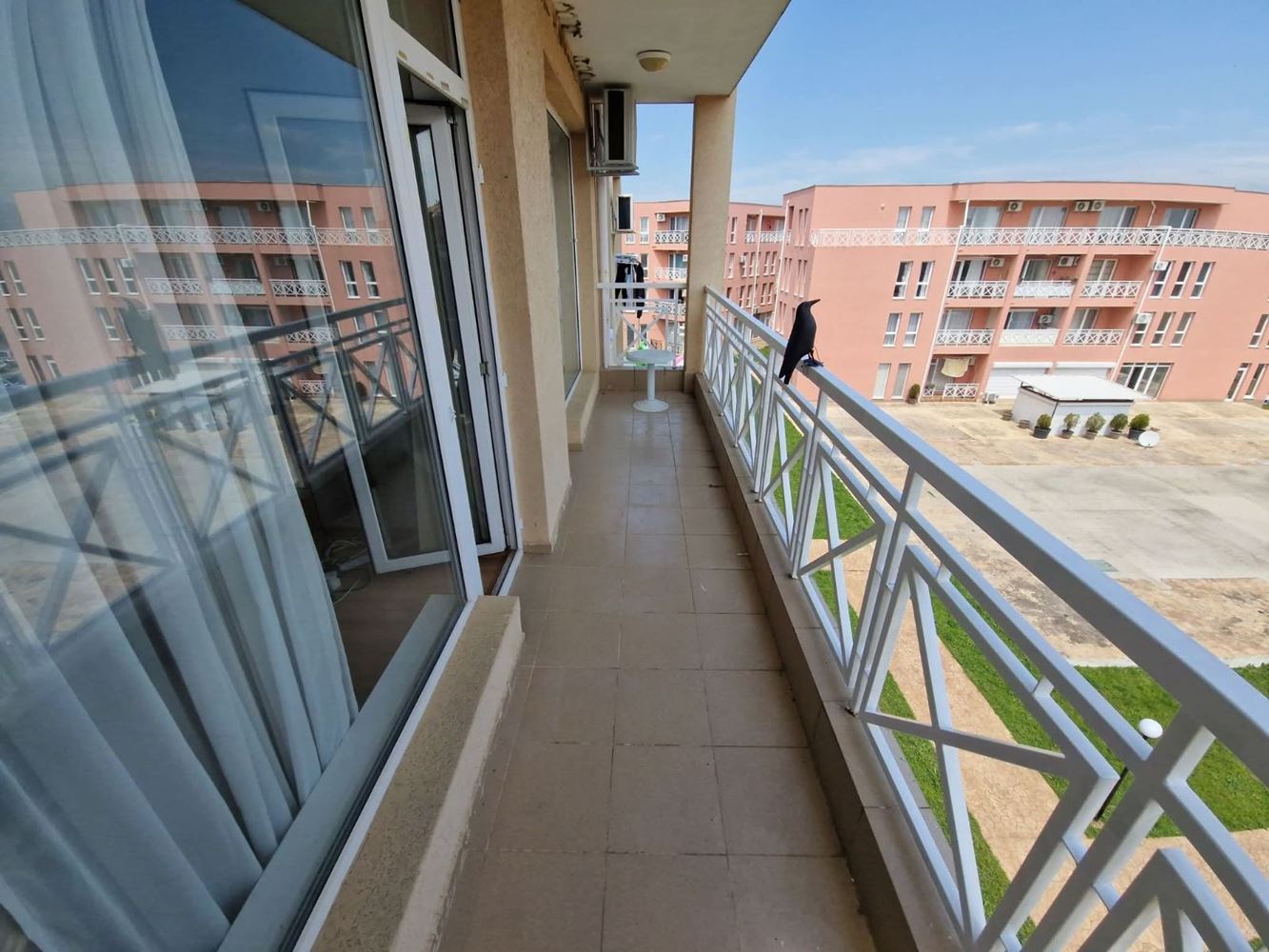 Apartmán s jednou ložnicí s výhledem na bazén v perfektně udržovaném komplexu – ideální pro dovolenou i investici