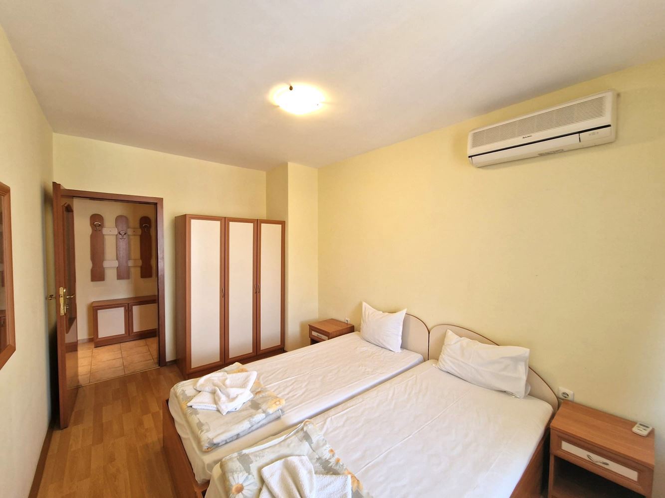 Světlý apartmán s jednou ložnicí v Nesebaru – bez poplatku za údržbu, s Aktem 16 a skvělou lokalitou
