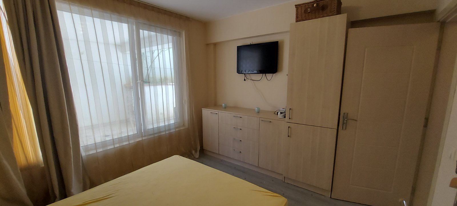 Útulný apartmán u moře s prostornou terasou a nízkým poplatkem za údržbu mezi Slunečným pobřežím a Sveti Vlas