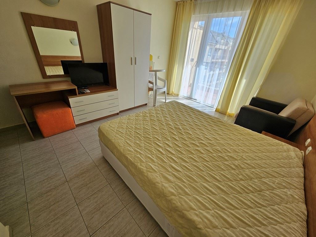 Stylové studio s panoramatickým výhledem na bazén ve Slunečném pobřeží – připraveno k bydlení i investici